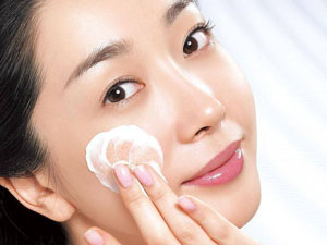 护肤的正确步骤 首先卸妆使用温水与冷水交替然后化妆水保湿