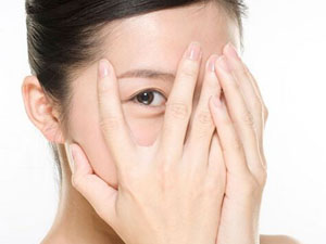 眼霜的功效与作用 眼霜具有减低黑眼圈等的功效