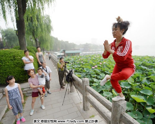 近日,一组济南大妈头顶小猫练金鸡独立的照片在网上流传,引起不少市民热议,大妈这样练危险吗?头顶小猫是否有虐待嫌疑?照片在网络热传是否有幕后推手?