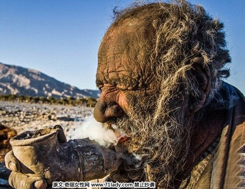 据悉,伊朗南部法尔斯省一个村庄里的80岁老翁哈吉60年不洗澡,童年时遭遇挫折,自此隐居避世。即使有好心人愿意让他免费洗澡,他也断然拒绝,认为身体太干净会生病。