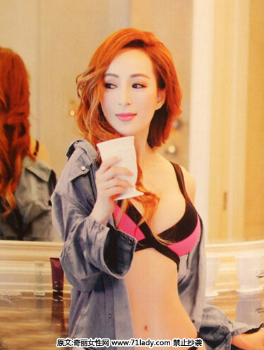 日前,前亚姐冠军罗霖拍摄了一组写真集,年过50岁的罗霖育有一子,又离过婚,但皮肤和身材保养的都非常好,50岁没魔女身材火辣如少女,惹人羡慕不已。