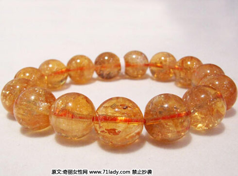 选择8.黄水晶的人,选择黄水晶的人总是情绪高昂,充满创造力与对所有事物兴致勃勃,你是个让人感觉到温暖好相处的人,并且重视团队合作,是那种在黑暗中散发出光芒的类型。
