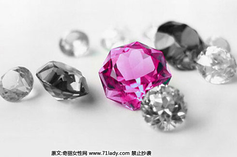 选择10.紫水晶的人,选择紫水晶的人天资聪颖,生性活泼,在生活中随时流露出坚毅,并尊重所有事物。没有人可以阻挡你往目标前进,会是卓越的父母亲,但别忘了偶尔放松一下。