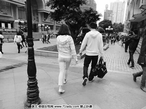 7. 主动帮你拎包。