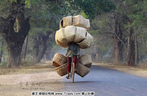 超载固然是不好的,但有的人却能把超载做的出神入化,让人惊叹的同时不由得为对方捏了一把汗。