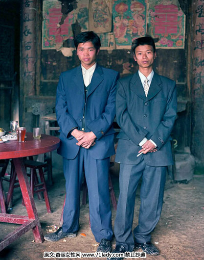 7. 你再看右边那位的发型,谢霆锋当年是不是学他?!你看人家的戒指戴在哪儿,你再瞅瞅你自己!