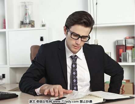 七、不要等到有人赞赏你时才相信自己:每个人都有自己的优点和长处,自信有时也是成功的钥匙。要等到别人的赞赏,恐怕已经太迟了,因为生命属于你只有一次,没有循环,没有往复。