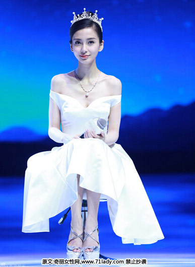 angelababy白裙亮相,头戴皇冠获男粉丝告白,一袭白裙亮相,头戴闪亮皇冠,吸睛十足。现场baby与主持人撒贝宁探讨,还有男粉丝深情 “告白”。