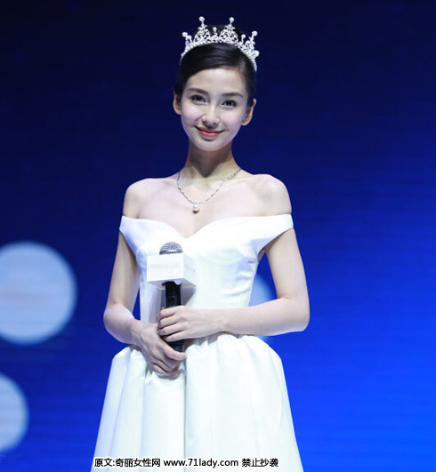 angelababy白裙亮相,头戴皇冠获男粉丝告白,一袭白裙亮相,头戴闪亮皇冠,吸睛十足。现场baby与主持人撒贝宁探讨,还有男粉丝深情 “告白”。