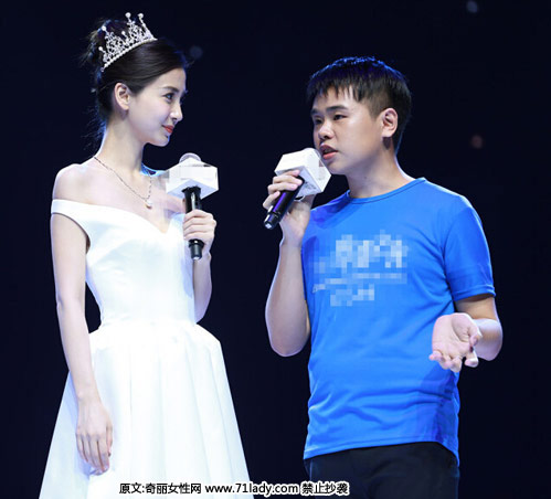 angelababy白裙亮相,头戴皇冠获男粉丝告白,一袭白裙亮相,头戴闪亮皇冠,吸睛十足。现场baby与主持人撒贝宁探讨,还有男粉丝深情 “告白”。