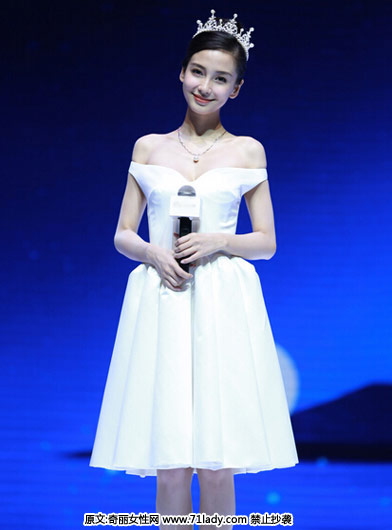angelababy白裙亮相,头戴皇冠获男粉丝告白,一袭白裙亮相,头戴闪亮皇冠,吸睛十足。现场baby与主持人撒贝宁探讨,还有男粉丝深情 “告白”。