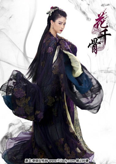 《花千骨》中蒋欣饰演的紫薰仙子为爱成魔,以至堕仙。其堕仙之后的紫色造型虽然霸气妖媚,但却难掩哀伤眼神,令观众大呼心疼。