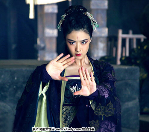 《花千骨》中蒋欣饰演的紫薰仙子为爱成魔,以至堕仙。其堕仙之后的紫色造型虽然霸气妖媚,但却难掩哀伤眼神,令观众大呼心疼。