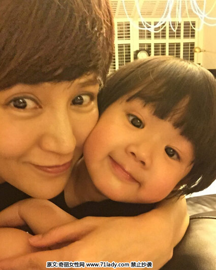 日前,陆毅老婆鲍蕾在微博上晒出一家四口温馨照,陆毅、鲍蕾、大女儿贝儿、二胎女儿一起玩耍,十分幸福,二胎女儿很可爱,长相100%撞脸贝儿。