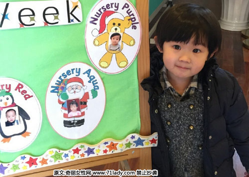 日前,陆毅老婆鲍蕾在微博上晒出一家四口温馨照,陆毅、鲍蕾、大女儿贝儿、二胎女儿一起玩耍,十分幸福,二胎女儿很可爱,长相100%撞脸贝儿。