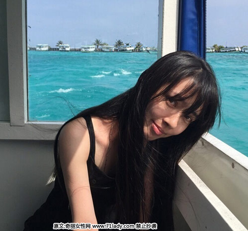 郭碧婷日前在微博晒出一组素颜美照,郭碧婷素颜出境,穿着黑色吊带裙的她更显皮肤白皙,海风将长发吹得飘逸自然,网友纷纷称赞:老公好美!
