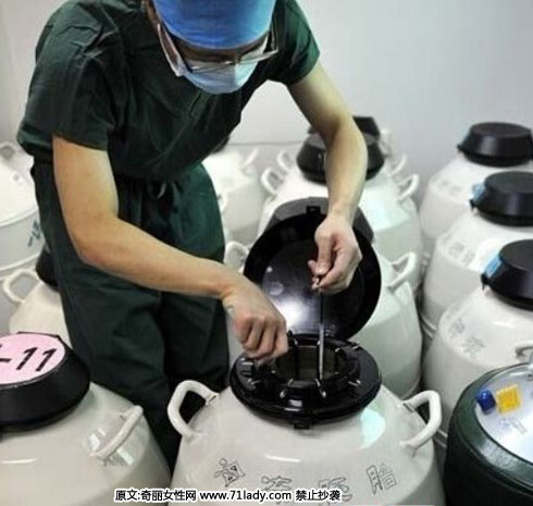 培养箱的隔壁是胚胎储存室,有十几个被编号的白色大桶,里面是液氮罐。实验室通常会为做试管婴儿的夫妇培养10个左右的胚胎,这些不能全部植入准妈妈体内,过多会有危险。通常胚胎移植会依据患者的年龄、曾经怀孕与否及胚胎的质量移植2到3个。剩下的胚胎就放在-196℃的液氮罐中保存。