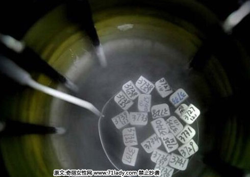 多余的胚胎放在液氮罐中储存,这个罐子的温度为-196℃。