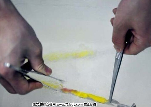 液化氮里只能借助镊子操作。