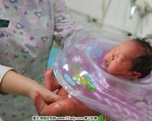 试管婴儿顺利诞生,护士为婴儿洗澡。生殖中心主任王晓红介绍说,中心每天要接诊200多对不孕不育患者,但一些人对试管婴儿的认识有误区,认为试管婴儿不是自己的亲骨肉。她曾委婉地建议过一位女患者尝试试管婴儿,患者竟认为可能不是她的孩子。王晓红说,试管婴儿通过双方的精子和卵子结合,它与自然生育最大的不同是体外受精,所生的孩子与自然生育没有两样。医生将发育良好的胚胎通过移植导管植入患者子宫。