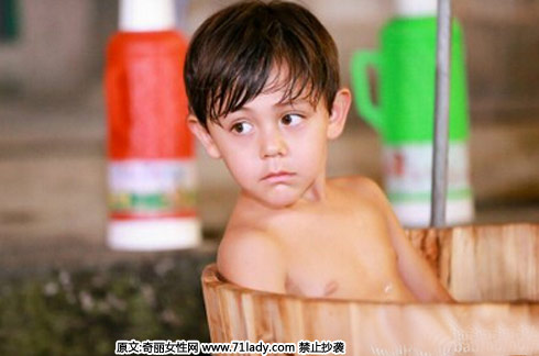 《爸爸去哪儿3》萌娃们傍晚时在木盆里洗澡的场面萌趣十足,一组刘烨儿子诺一沐浴照曝光,呆萌的样子可谓迷倒了众粉丝。
