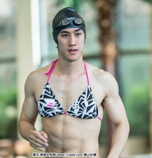 李治廷在体育励志节目《报告!教练》中身穿女装比基尼上演湿身诱惑,水下大展胸肌,弯腰的时候想不到也有“沟”。