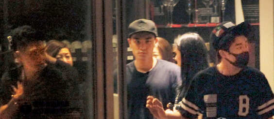 柯震东与房祖名再聚会 与萧亚轩男友亲切拥抱 柯震东与房祖名再聚会 与萧亚轩男友亲切拥抱