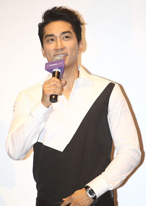 宋承宪承认恋情后首亮相 甜蜜笑容难掩甜蜜 宋承宪承认恋情后首亮相 甜蜜笑容难掩甜蜜
