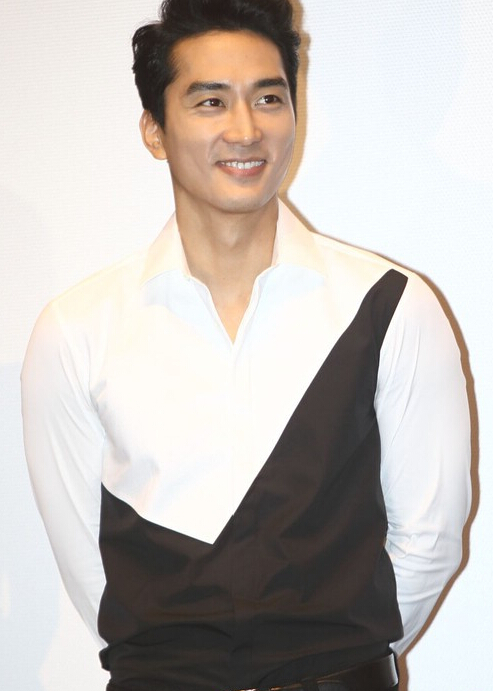 宋承宪承认恋情后首亮相 甜蜜笑容难掩甜蜜 宋承宪承认恋情后首亮相 甜蜜笑容难掩甜蜜