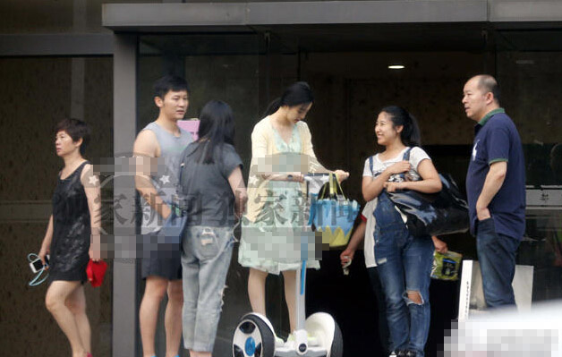 范冰冰少女装扮俏皮出行 李晨随行寸步不离 范冰冰少女装扮俏皮出行 李晨随行寸步不离