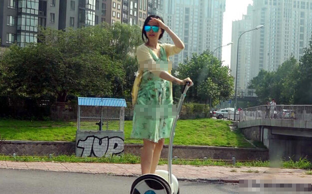 范冰冰少女装扮俏皮出行 李晨随行寸步不离 范冰冰少女装扮俏皮出行 李晨随行寸步不离