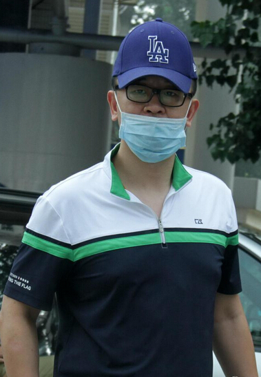 黄海波当爸爸后首次现身 戴口罩低调出行避开记者 黄海波当爸爸后首次现身 戴口罩低调出行避开记者