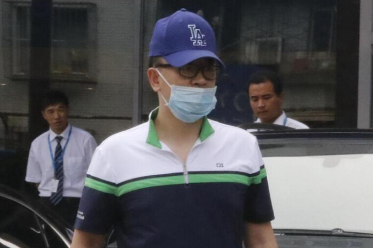 黄海波当爸爸后首次现身 戴口罩低调出行避开记者 黄海波当爸爸后首次现身 戴口罩低调出行避开记者