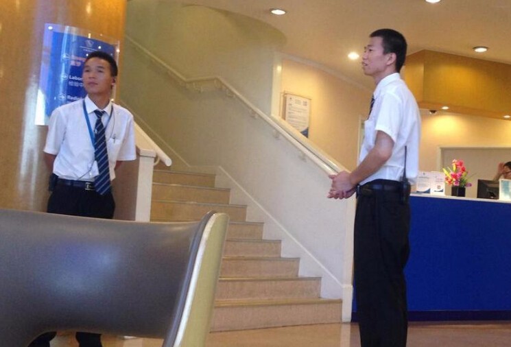 黄海波当爸爸后首次现身 戴口罩低调出行避开记者 黄海波当爸爸后首次现身 戴口罩低调出行避开记者