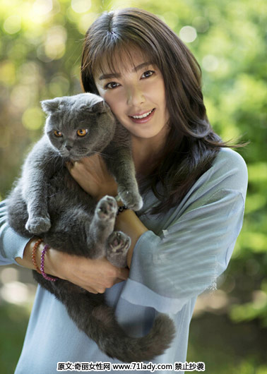今天是张雨绮的生日,一组张雨绮甜姐儿逗猫写真曝光,祝狮子座女孩生日快乐,“有氧”生活每一天~