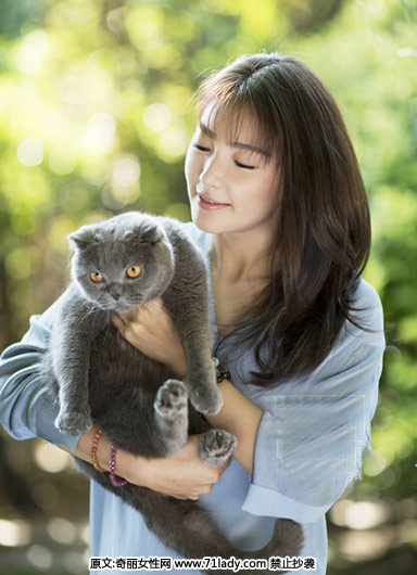 张雨绮生日拍摄写真曝光 甜姐儿逗猫很迷人