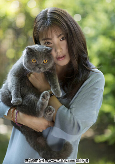 张雨绮生日拍摄写真曝光 甜姐儿逗猫很迷人