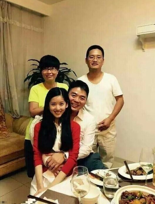 奶茶坐刘强东大腿似父女 亲密搂腰合影疯传 奶茶坐刘强东大腿似父女 亲密搂腰合影疯传
