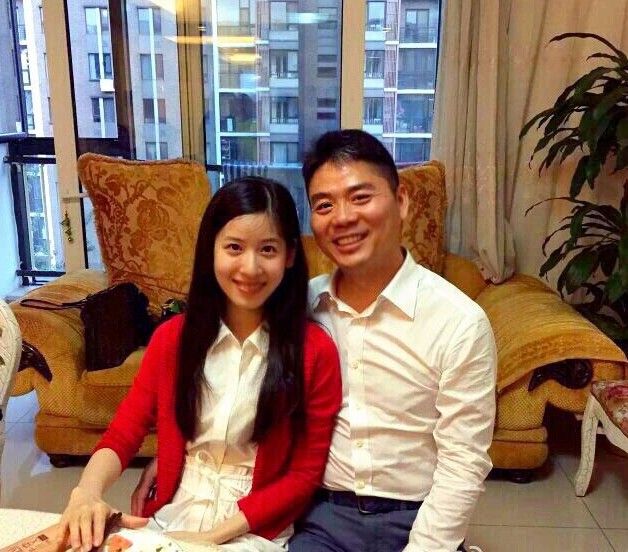 奶茶坐刘强东大腿似父女 亲密搂腰合影疯传 奶茶坐刘强东大腿似父女 亲密搂腰合影疯传
