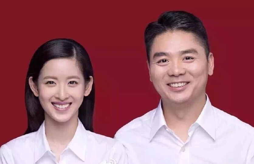 奶茶坐刘强东大腿似父女 亲密搂腰合影疯传 奶茶坐刘强东大腿似父女 亲密搂腰合影疯传