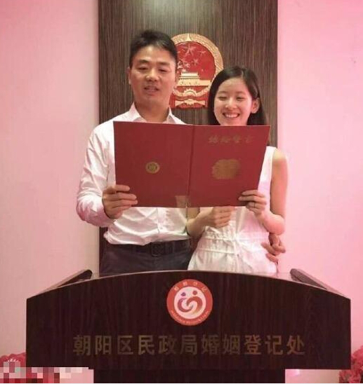 奶茶坐刘强东大腿似父女 亲密搂腰合影疯传 奶茶坐刘强东大腿似父女 亲密搂腰合影疯传