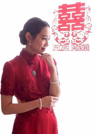 余文乐前女友补办酒席叫嚣 2000万钻饰称嫁对人 余文乐前女友补办酒席叫嚣 2000万钻饰称嫁对人
