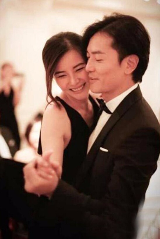 古惑仔与太太们回顾往事 陈小因笑爱上郑伊健逼婚 古惑仔与太太们回顾往事 陈小因笑爱上郑伊健逼婚