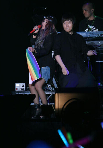 张惠妹演唱会肥硕依旧 五月天当伴舞刘若英捧场 张惠妹演唱会肥硕依旧 五月天当伴舞刘若英捧场