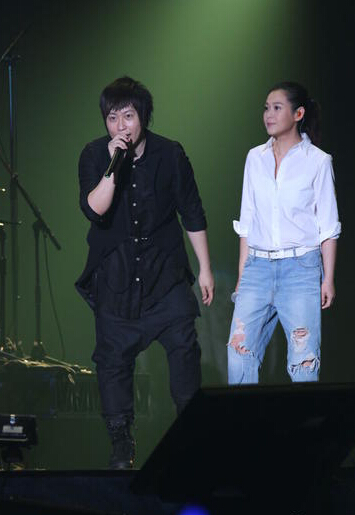 张惠妹演唱会肥硕依旧 五月天当伴舞刘若英捧场 张惠妹演唱会肥硕依旧 五月天当伴舞刘若英捧场