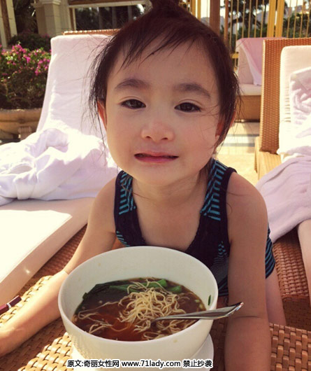 奥莉和妈妈游泳池玩耍 卖萌十分乖巧