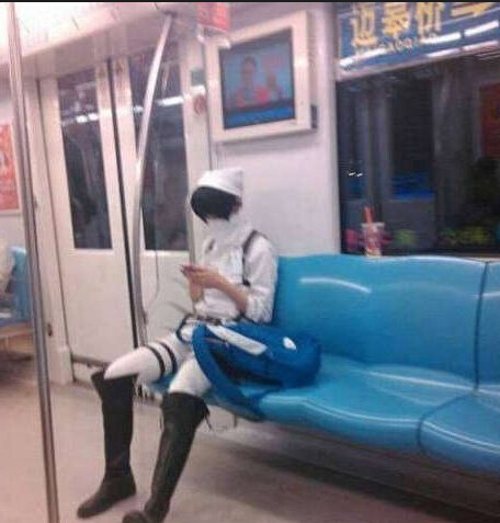 女汉纸囧图为了吃也是拼了