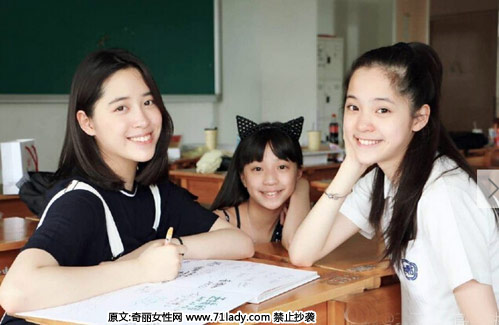 日前,网上曝出欧阳娜娜三姐妹的照片,三姐妹均才貌双全清纯靓丽,欧阳娜娜出生于艺术世家,三姐妹一起拍摄的照片非常温馨有爱。