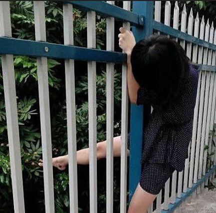 女汉纸囧图为了吃也是拼了