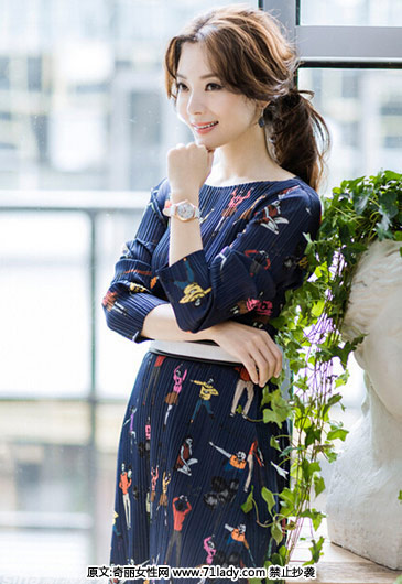 陈数时尚写真曝光 百褶裙装温婉可人